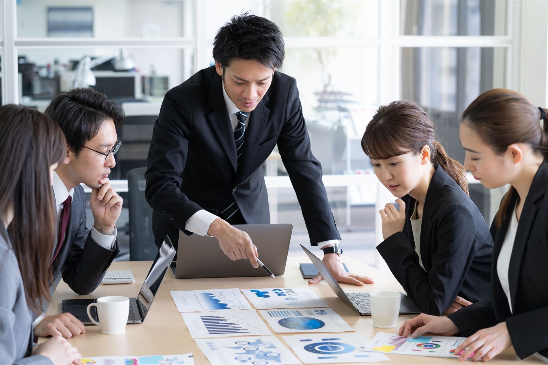 施策を共有するスタッフ